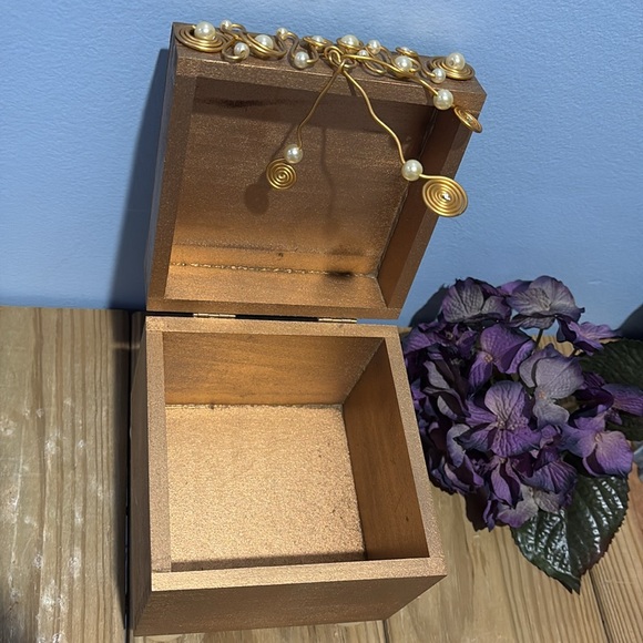 Jillery by Jill Fagin Wooden Gold Painted Trinket Pearls Decorated Jewelry Box ! - Picture 4 of 12